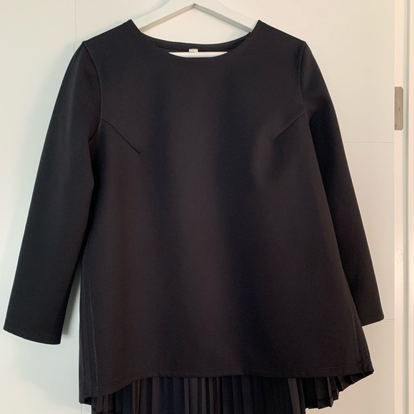 Beautiful black Aline lululemon ling sleeve top. - Picture 1 of 2